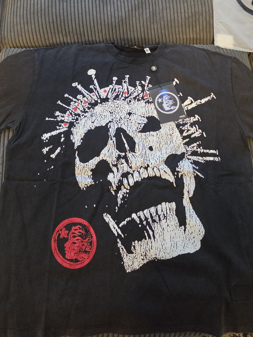Black Short-Sleeve Skull Graphic Tee with Red Accent